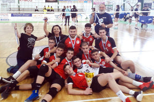 Η ομάδα του 11ου Λυκείου με το κύπελλο της τρίτης θέσης