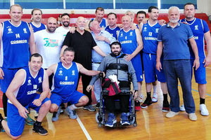 Οι βετεράνοι του Ηρακλείου με τον πιστό φίλο τους από την Χίο