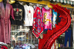 Επιχείρηση «Κόκκινος Δράκος» εστιάζει σε επιχειρήσεις εμπορίας ενδυμάτων μαζικής κατανάλωσης κυρίως κινεζικής προέλευσης.