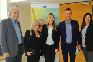 ο Πρόεδρος της ΑΝΕΚ κ. Γιώργος Κατσανεβάκης, δίπλα του η Επικοινωνιολόγος κ. Μάγδα Κατόπη, στο κέντρο η Ευρωβουλευτής κ. Εύα Καϊλή, δίπλα της ο Δ/νων Σύμβουλος της Global Sustain Group κ. Μιχάλης Σπανός και δεξιά του η επιχειρηματίας κ. Εβελίνα Μπάκιντα