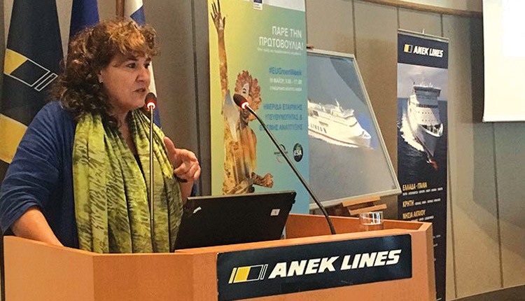 Η κ. Sharon Jackson αναφερόμενη μεταξύ άλλων στην αειφορία, την κλιματική αλλαγή και τις δυνατότητες ανάκαμψης μέσα από το παράδειγμα της ESA (European Sustainability Academy), που έχει ιδρύσει και λειτουργεί στο Δράπανο Αποκορώνου
