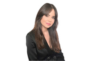 στο πλευρό του κ. Γιάννη Κουράκη, η φαρμακοποιός κ. Όλγα Λυδάκη