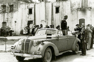 ΦΩΤΟ ΗΜΕΡΑΣ: Γιόρτασαν τα γενέθλια του... Χίτλερ