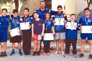 Ο προπονητής του «ΠΑΛ.ΕΥ.Ε.» κ. Δεσκουλίδης με τους αθλητές του συλλόγου