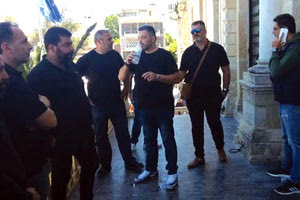 Για αρκετή ώρα η κατάσταση έξω από τα δικαστήρια ήταν έκρυθμη