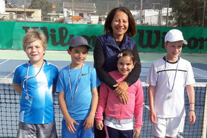 ΤΕΝΙΣ: Μικροί αθλητές του «Ηράκλειο» με την προπονήτριά τους