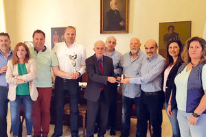 Τον δήμαρχο Ηρακλείου Βασίλη Λαμπρινό επισκέφθηκαν χθες οι Βετεράνοι μπασκετμπολίστες του Ηρακλείου, κρατώντας μαζί τους και το Κύπελλο που κατέκτησαν στο Πανελλήνιο πρωτάθλημα