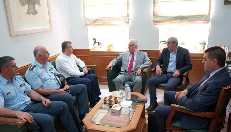 Με τον περιφερειάρχη Κρήτης Σταύρο Αρναουτάκη και το δήμαρχο Ηρακλείου Βασίλη Λαμπρινό  συναντήθηκε χθες ο Αρχηγός της ΕΛ.ΑΣ, Αντιστράτηγος Αριστείδης Ανδρικόπουλος