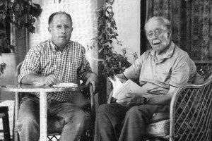 2000: ο Γουβιανός Μπαριτάκης Βαγγέλης και ο Ανωπολιώτης Γιάννης Χατζάκης ή Χατζής συζητούν για τη μάχη στις Γούβες στα Πελεκητά τον Μάη του 1941.