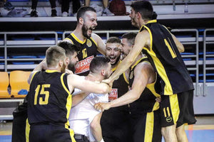 Οι παίκτες του Εργοτέλη πανηγυρίζουν τη μεγάλη νίκη - πρόκριση στον τελικό