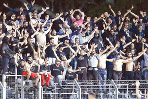 Φίλαθλοι του ΟΦΗ στα Περιβόλια