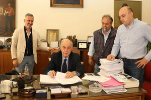 Ο κ. Λαμπρινός υπογράφει την σύμβαση για τη συντήρηση αθλητικών χώρων