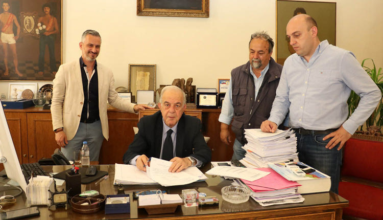 Ο κ. Λαμπρινός υπογράφει την σύμβαση για τη συντήρηση αθλητικών χώρων
