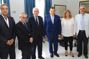 ο δήμαρχος Ηρακλείου Βασίλης Λαμπρινός με τον διευθύνοντα σύμβουλο των Μινωικών Γραμμών κ.Αντώνη Μανιαδάκη