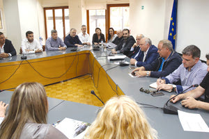 Ο δήμαρχος Ηρακλείου κ. Βασίλης Λαμπρινός με τα προεδρεία των παραγωγικών φορέων της πόλης για το Open Mall