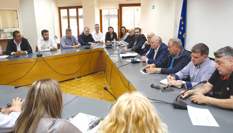 Ο δήμαρχος Ηρακλείου κ. Βασίλης Λαμπρινός με τα προεδρεία των παραγωγικών φορέων της πόλης για το Open Mall