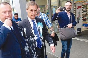 Με ένα μιλκσέικ περιέλουσε ένας άνδρας τον ηγέτη του Κόμματος Brexit, τον ευρωφοβικό Νάιτζελ Φάρατζ, κατά την περιοδεία του στο Νιούκαστλ