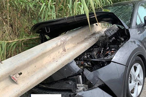 ΣΟΚΑΡΙΣΤΙΚΟ ΤΡΟΧΑΙΟ: Μπάρα διεμβόλισε αυτοκίνητο στη Ρόδο