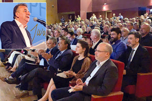 Εντυπωσιακή ήταν η συμμετοχή των Χανιωτών κατά την ομιλία του υποψήφιου περιφερειάρχη Κρήτης Σταύρου Αρναουτάκη στο θέατρο Μίκης Θεοδωράκης