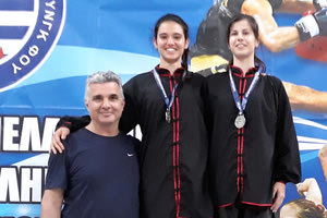 Οι αθλήτριες του Καλλίρροον με τον προπονητή τους