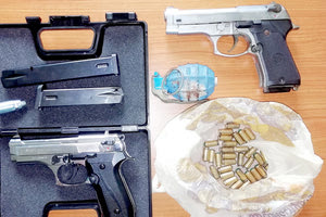 Μέχρι και χειροβομβίδα βρήκαν οι αστυνομικοί στο σπίτι ενός 44χρονου Χανιώτη.