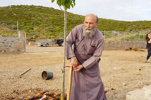 Εθελοντική δενδροφύτευση πραγματοποιήθηκε στο οροπέδιο του Στρούμπουλα στο περίβολο του Ι.Ν. Αγίου Γεωργίου.