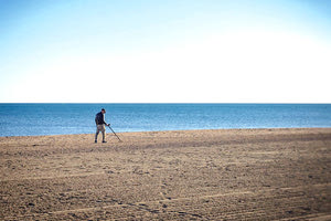 καθαρισμός ακτών και παραλιών με την χρήση ανιχνευτή μετάλλων