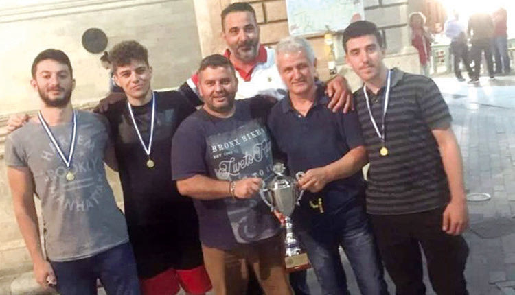 Οι παίκτες του ΕΓΟΗ με τον προπονητή κ. Κοντάκη