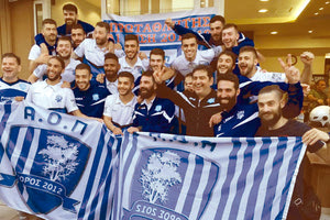 Παίκτες του Πόρου σε ονειρικές στιγμές μετά την κατάκτηση του τίτλου στη Α1 ΕΠΣΗ