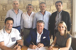 ο Σύνδεσμος Τουριστικών και Ταξιδιωτικών Γραφείων Κρήτης,  η Ένωση Ιδιοκτητών Τουριστικών Λεωφορείων και η εταιρεία  UNION, υπέγραψαν με τους οδηγούς τουριστικών λεωφορείων  τη νέα ετήσια Σύμβαση Εργασίας.