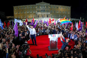 ο Αλέξης Τσίπρας, απευθυνόμενος στους πολίτες στην κεντρική προεκλογική συγκέντρωση του ΣΥΡΙΖΑ στην πλατεία Συντάγματος στην Αθήνα