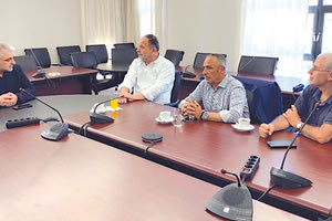 Ο κ. Κουράκης και συνεργάτες του με τον πρόεδρο του ΙΤΕ Ν. Ταβερναράκη