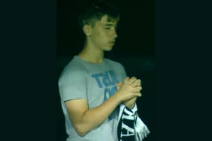 Ο νεαρός φίλαθλος του ΟΦΗ το πίστεψε και η πίστη του έφερε την λύτρωση.  Η εικόνα του να προσεύχεται