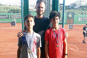 Οι Καρακώστας και Μπουνάκης που πήραν την τρίτη θέση στο 3ο Εθνικό πρωτάθλημα τένις Ε1 με τον προπονητή κ. Μαρκαντωνάκη