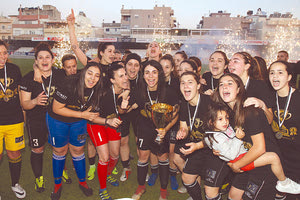 Η ομάδα γυναικών του ΟΦΗ με το κύπελλο