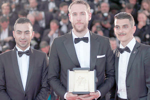 Ο Βασίλης Κεκάτος στο κέντρο και ο Νικολάκης Ζεγκίνογλου δεξιά, στις Κάννες