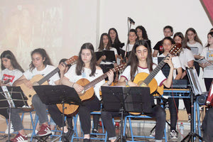 Με ένα αφιέρωμα στον Σταύρο Ξαρχάκο (80 χρόνια) αποχαιρέτησαν οι μαθητές του 10ου Γυμνασίου τη φετινή χρονιά