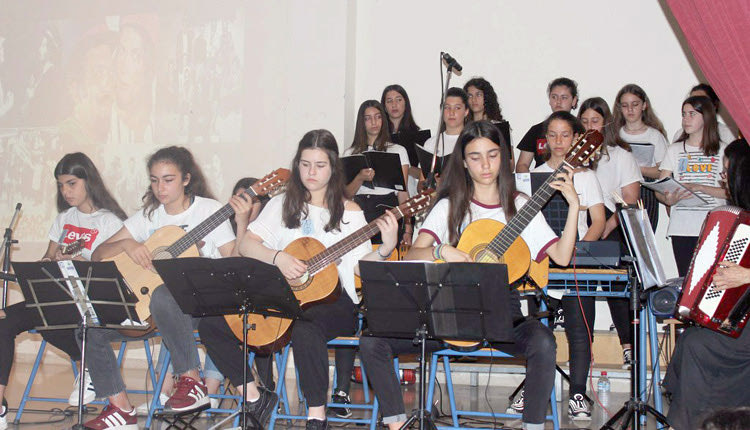 Με ένα αφιέρωμα στον Σταύρο Ξαρχάκο (80 χρόνια) αποχαιρέτησαν οι μαθητές του 10ου Γυμνασίου τη φετινή χρονιά