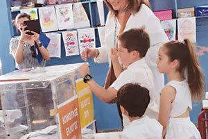 Στην κάλπη με τα εγγόνια της η Ντόρα Μπακογιάννη