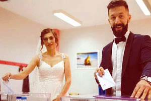 Από τον γάμο στο… εκλογικό τμήμα