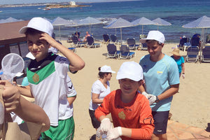 Τα παιδιά της Κ10 της ακαδημίας του ΠΟΑ συμμετείχαν στο καθαρισμό της παραλίας του ξενοδοχείου στα πλαίσια των δραστηριοτήτων “Clean Up The Med” «καθαρίστε τη Μεσόγειο».