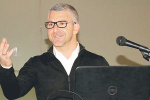 ο Νίκι Παπαβασιλείου