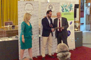 Χρυσό μετάλλιο κατάφεραν να αποσπάσουν ο Αλέξανδρος, η Δέσποινα και ο Μιλτιάδης, τα τρία παιδιά του Μίλτου Χουμεριανού  από το Ηράκλειο, για το ελαιόλαδο παραγωγής τους