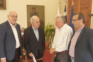 αντιπροσωπεία του Διοικητικού Συμβουλίου της Ένωσης Δημάρχων Κρήτης και ο δήμαρχος Ηρακλείου Βασίλης Λαμπρινός