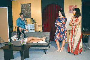 Την κωμωδία «Τι τραβάμε κι εμείς οι μάνες” από τη Θεατρική Σκηνή Ηρακλείου (ΘΕΑΣΗ)