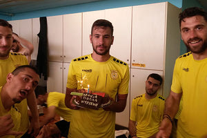 Έπιασαν τον Μάη στο γήπεδο