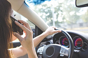 Στο τιμόνι με το… τηλέφωνο!