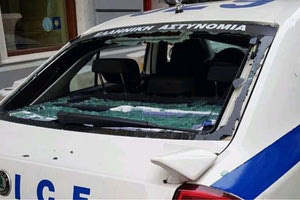 Κυνηγούσαν να… σουβλίσουν  τους έντρομους αστυνομικούς