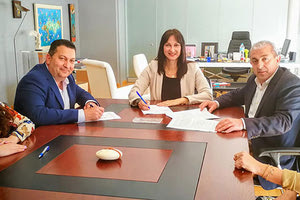 Υπέγραψε για τη μαρίνα