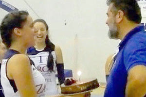 Οι Αμαζόνες της Μεσσαράς με τον τεχνικό της κρητικής ομάδας Παναγιώτης Ιωάννου